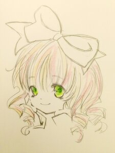 Rating: Safe Score: 0 Tags: 1girl auto_tagged bow closed_mouth drill_hair eyebrows_visible_through_hair green_eyes hair_bow hinaichigo image looking_at_viewer portrait simple_background smile solo traditional_media User: admin