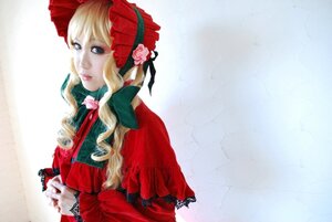 Rating: Safe Score: 0 Tags: 1girl blonde_hair blue_eyes bonnet bow capelet dress flower lips long_hair long_sleeves looking_at_viewer red_capelet red_dress ribbon rose shinku solo upper_body User: admin