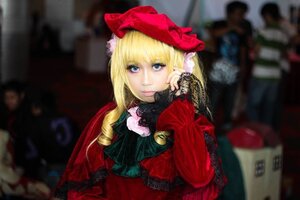 Rating: Safe Score: 0 Tags: 1girl auto_tagged blonde_hair blue_eyes blurry blurry_background blurry_foreground depth_of_field dress hat lips looking_at_viewer photo shinku solo upper_body User: admin