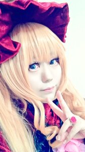 Rating: Safe Score: 0 Tags: 1girl blonde_hair blue_eyes bow flower hair_bow hands hat lips long_hair looking_at_viewer ribbon rose shinku smile solo User: admin