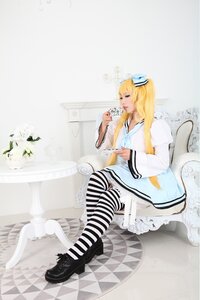 Rating: Safe Score: 0 Tags: 1girl auto_tagged blonde_hair checkered checkered_floor dress long_hair shinku sitting solo striped striped_legwear tail thighhighs wings User: admin