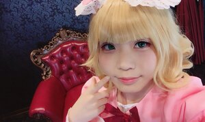 Rating: Safe Score: 0 Tags: 1girl bangs blonde_hair blunt_bangs bow closed_mouth curtains eyelashes green_eyes hat hinaichigo lips looking_at_viewer portrait smile solo User: admin