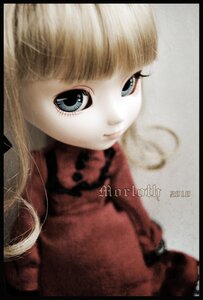Rating: Safe Score: 0 Tags: 1girl auto_tagged bangs black_border blonde_hair blue_eyes blunt_bangs character_name closed_mouth doll letterboxed lips long_hair looking_at_viewer shinku smile solo upper_body User: admin