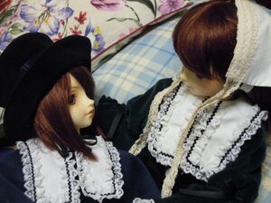 Rating: Safe Score: 0 Tags: 2girls bangs black_dress black_headwear brown_hair doll dress flower frills hat lace long_sleeves multiple_dolls multiple_girls short_hair tagme upper_body User: admin