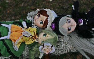 Rating: Safe Score: 0 Tags: 3girls blonde_hair bonnet brown_hair doll dress flower frills green_eyes hat kanaria lolita_fashion long_hair long_sleeves looking_at_viewer multiple_dolls multiple_girls purple_eyes suigintou suiseiseki tagme yellow_dress User: admin