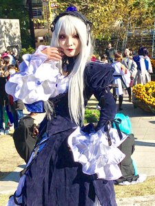 Rating: Safe Score: 0 Tags: 3d blonde_hair dress long_hair long_sleeves looking_at_viewer multiple_boys multiple_girls outdoors pavement sitting solo standing suigintou User: admin