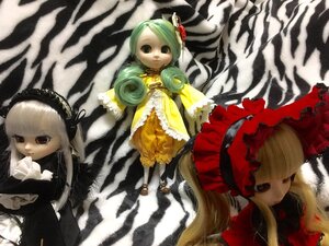 Rating: Safe Score: 0 Tags: 3girls blonde_hair bonnet doll dress frills green_hair kanaria long_hair long_sleeves looking_at_viewer multiple_dolls multiple_girls rose shinku standing suigintou tagme twintails very_long_hair wings User: admin