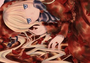 Rating: Safe Score: 0 Tags: 1girl blonde_hair blue_eyes dress flower frills image long_hair long_sleeves looking_at_viewer lying on_back rose shinku solo User: admin