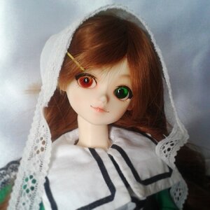 Rating: Safe Score: 0 Tags: 1girl bangs blurry blurry_background blurry_foreground brown_hair closed_mouth collared_shirt depth_of_field doll green_eyes lips looking_at_viewer photo red_eyes shirt smile solo suiseiseki swept_bangs upper_body white_shirt User: admin