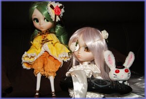 Rating: Safe Score: 0 Tags: 2girls doll dress flower green_eyes green_hair hair_ornament hat kanaria long_hair multiple_dolls multiple_girls rose tagme white_flower white_rose User: admin