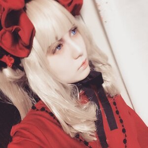 Rating: Safe Score: 0 Tags: 1girl bangs blonde_hair blue_eyes bow closed_mouth eyelashes fur_trim hair_ornament lips long_hair looking_at_viewer portrait realistic shinku solo User: admin