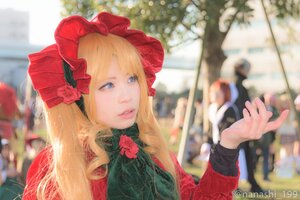 Rating: Safe Score: 0 Tags: 1girl bangs blonde_hair blue_eyes blurry blurry_background blurry_foreground bonnet depth_of_field flower lips long_hair photo red_flower rose shinku solo upper_body watermark User: admin