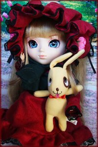 Rating: Safe Score: 0 Tags: 1girl blonde_hair blue_eyes bow doll dress hat long_hair looking_at_viewer lying shinku solo User: admin