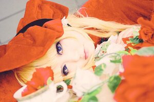 Rating: Safe Score: 0 Tags: 1girl blonde_hair blue_eyes blurry blurry_foreground bow depth_of_field lips looking_at_viewer shinku solo User: admin