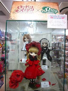 Rating: Safe Score: 0 Tags: 3girls blonde_hair blue_eyes bonnet bow doll dress flower long_hair long_sleeves multiple_dolls multiple_girls photo red_dress rose shinku silver_hair suigintou tagme twintails User: admin