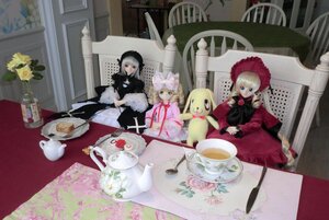 Rating: Safe Score: 0 Tags: 3girls blonde_hair blue_eyes bow doll dress flower hat long_hair multiple_dolls multiple_girls shinku silver_hair table tagme User: admin