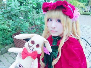 Rating: Safe Score: 0 Tags: 1girl blonde_hair blue_eyes bow closed_mouth day flower hat long_hair looking_at_viewer outdoors shinku solo upper_body User: admin