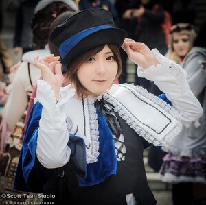 Rating: Safe Score: 0 Tags: 3d belt blurry blurry_background blurry_foreground brown_hair depth_of_field dress hat jewelry long_sleeves looking_at_viewer motion_blur multiple_girls photo short_hair smile solo solo_focus souseiseki watermark User: admin