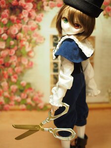 Rating: Safe Score: 0 Tags: 1girl blue_dress blurry blurry_background blurry_foreground brown_hair capelet depth_of_field doll flower fur_trim green_eyes hat heterochromia long_sleeves looking_at_viewer looking_back photo red_eyes red_flower red_rose rose short_hair solo souseiseki standing User: admin