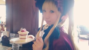 Rating: Safe Score: 0 Tags: 1girl blonde_hair blue_eyes cake food headphones indoors long_hair shinku solo spoon table User: admin
