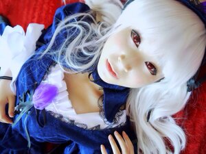 Rating: Safe Score: 0 Tags: 1girl closed_mouth fingernails lips long_sleeves looking_at_viewer red_eyes red_lips smile solo suigintou upper_body white_hair User: admin