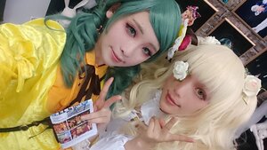 Rating: Safe Score: 0 Tags: 2girls blonde_hair flower hair_ornament lips long_hair multiple_cosplay multiple_girls rose smile tagme v white_flower white_rose User: admin