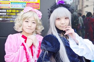 Rating: Safe Score: 0 Tags: 2girls 91076 blonde_hair dress flower frills hat long_hair long_sleeves looking_at_viewer multiple_cosplay multiple_girls red_eyes smile tagme upper_body wide_sleeves User: admin