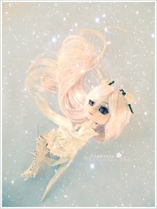 Rating: Safe Score: 0 Tags: 1girl blonde_hair blue_eyes border doll dress flower hair_flower hair_ornament kirakishou light_particles long_hair snowing solo User: admin