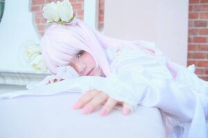 Rating: Safe Score: 0 Tags: 1girl bangs blurry blurry_background blurry_foreground depth_of_field flower indoors kirakishou long_hair looking_at_viewer on_side solo white_hair User: admin