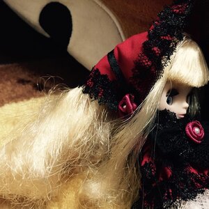 Rating: Safe Score: 0 Tags: 1girl black_eyes blonde_hair closed_mouth doll hat long_hair shinku solo User: admin