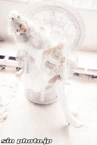 Rating: Safe Score: 0 Tags: 1girl dress kirakishou long_hair solo white_theme User: admin