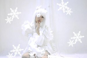 Rating: Safe Score: 0 Tags: 1girl frills kirakishou long_hair sitting snowflakes snowing solo striped white_hair white_theme User: admin