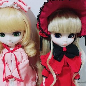 Rating: Safe Score: 0 Tags: bangs blonde_hair bow doll dress long_hair long_sleeves looking_at_viewer multiple_dolls multiple_girls rose simple_background smile tagme User: admin