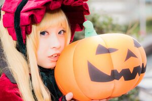 Rating: Safe Score: 0 Tags: 1girl bangs blonde_hair blue_eyes bow halloween hat jack-o'-lantern lips long_hair looking_at_viewer pumpkin shinku solo User: admin