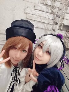 Rating: Safe Score: 0 Tags: 2girls brown_hair hat lips looking_at_viewer multiple_cosplay multiple_girls red_eyes short_hair smile souseiseki suigintou tagme v User: admin