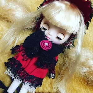 Rating: Safe Score: 0 Tags: 1girl black_eyes doll earrings jewelry shinku solo white_hair User: admin