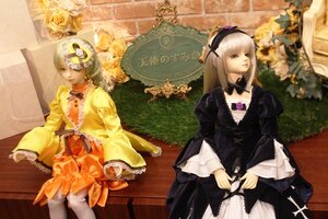 Rating: Safe Score: 0 Tags: 2girls bangs blonde_hair choker doll dress flower frills hair_ornament indoors long_hair long_sleeves multiple_dolls multiple_girls ribbon silver_hair standing tagme wide_sleeves User: admin