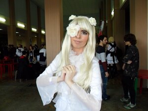 Rating: Safe Score: 0 Tags: 6+boys blonde_hair dress flower hair_ornament indoors kirakishou long_hair multiple_boys multiple_girls smile solo standing white_flower User: admin
