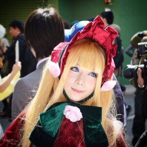 Rating: Safe Score: 0 Tags: 1girl blonde_hair blue_eyes blurry blurry_background blurry_foreground bonnet depth_of_field figure flower lips long_hair looking_at_viewer photo rose shinku smile solo solo_focus User: admin