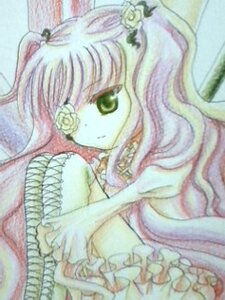 Rating: Safe Score: 0 Tags: 1girl green_eyes hair_ornament image kirakishou knees_up long_hair looking_at_viewer multicolored_hair solo User: admin