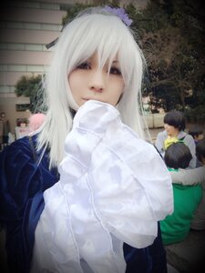 Rating: Safe Score: 0 Tags: 1boy black_eyes black_hair long_hair looking_at_viewer outdoors sitting solo suigintou white_hair User: admin