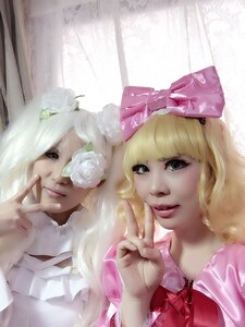 Rating: Safe Score: 0 Tags: 2girls blonde_hair bow flower hair_ornament hat lips long_hair looking_at_viewer multiple_cosplay multiple_girls realistic rose smile tagme v white_flower white_rose User: admin