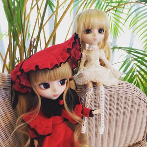 Rating: Safe Score: 0 Tags: 2girls bangs bare_tree blonde_hair blue_eyes blunt_bangs bonnet doll dress instrument leaf long_hair long_sleeves looking_at_viewer multiple_dolls multiple_girls piano plant red_dress rose sheet_music shinku sitting tagme User: admin