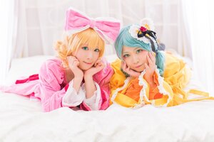 Rating: Safe Score: 0 Tags: 2girls blonde_hair blue_hair bow chin_rest green_eyes hair_bow hina_ichigo looking_at_viewer multiple_cosplay multiple_girls pink_bow smile striped tagme User: admin