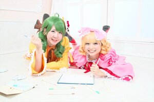 Rating: Safe Score: 0 Tags: 2girls blonde_hair braid drill_hair green_eyes green_hair hat multicolored_hair multiple_cosplay multiple_girls musical_note smile tagme two-tone_hair User: admin