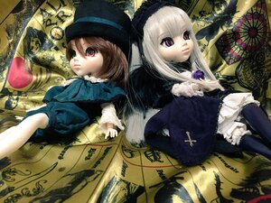 Rating: Safe Score: 0 Tags: 2girls brown_hair doll dress flower hat long_hair multiple_dolls multiple_girls red_eyes rose souseiseki suigintou tagme white_hair User: admin