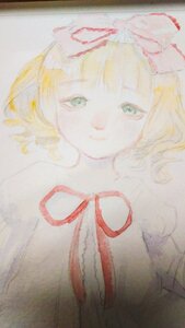 Rating: Safe Score: 0 Tags: 1girl blonde_hair green_eyes hinaichigo image looking_at_viewer photo red_ribbon ribbon ribbon_choker simple_background smile solo traditional_media yakumo_yukari User: admin