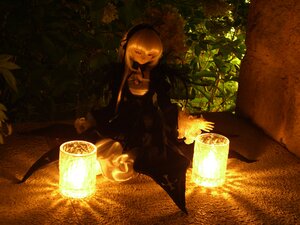 Rating: Safe Score: 0 Tags: 1girl black_dress doll dress fire halloween indoors jack-o'-lantern lantern long_hair long_sleeves pumpkin sitting solo suigintou User: admin