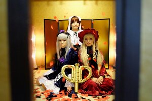 Rating: Safe Score: 0 Tags: 3girls blonde_hair blue_eyes dress frills hat long_hair multiple_cosplay multiple_girls rose silver_hair sitting tagme User: admin