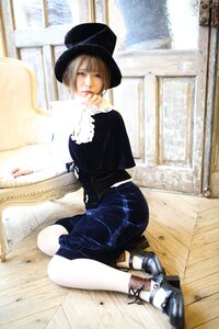 Rating: Safe Score: 0 Tags: 1girl black_headwear blonde_hair blue_eyes hat indoors shoes short_hair sitting solo souseiseki top_hat wariza wooden_floor User: admin